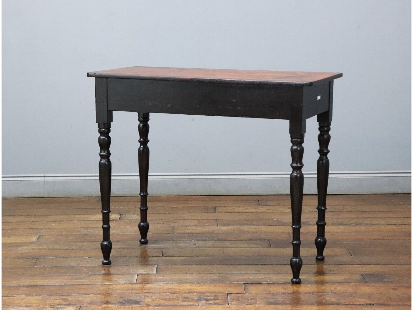 サイドテーブル