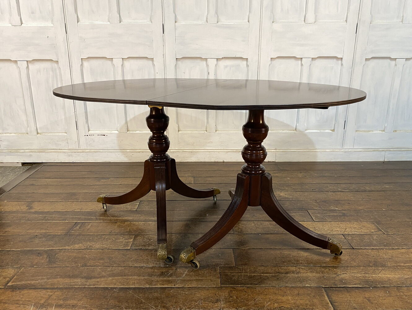 ペデスタルテーブル