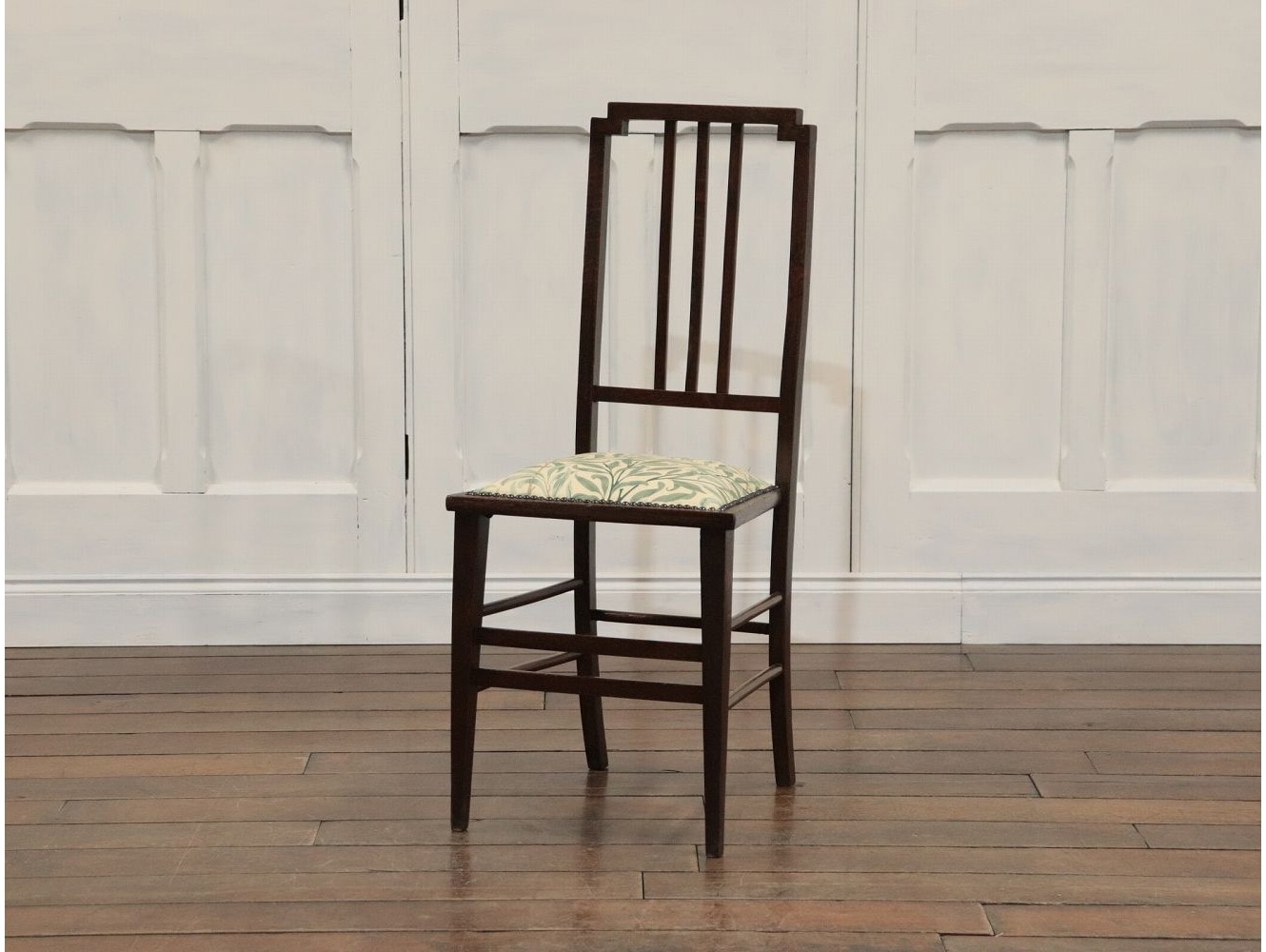 ベッドサイドチェア