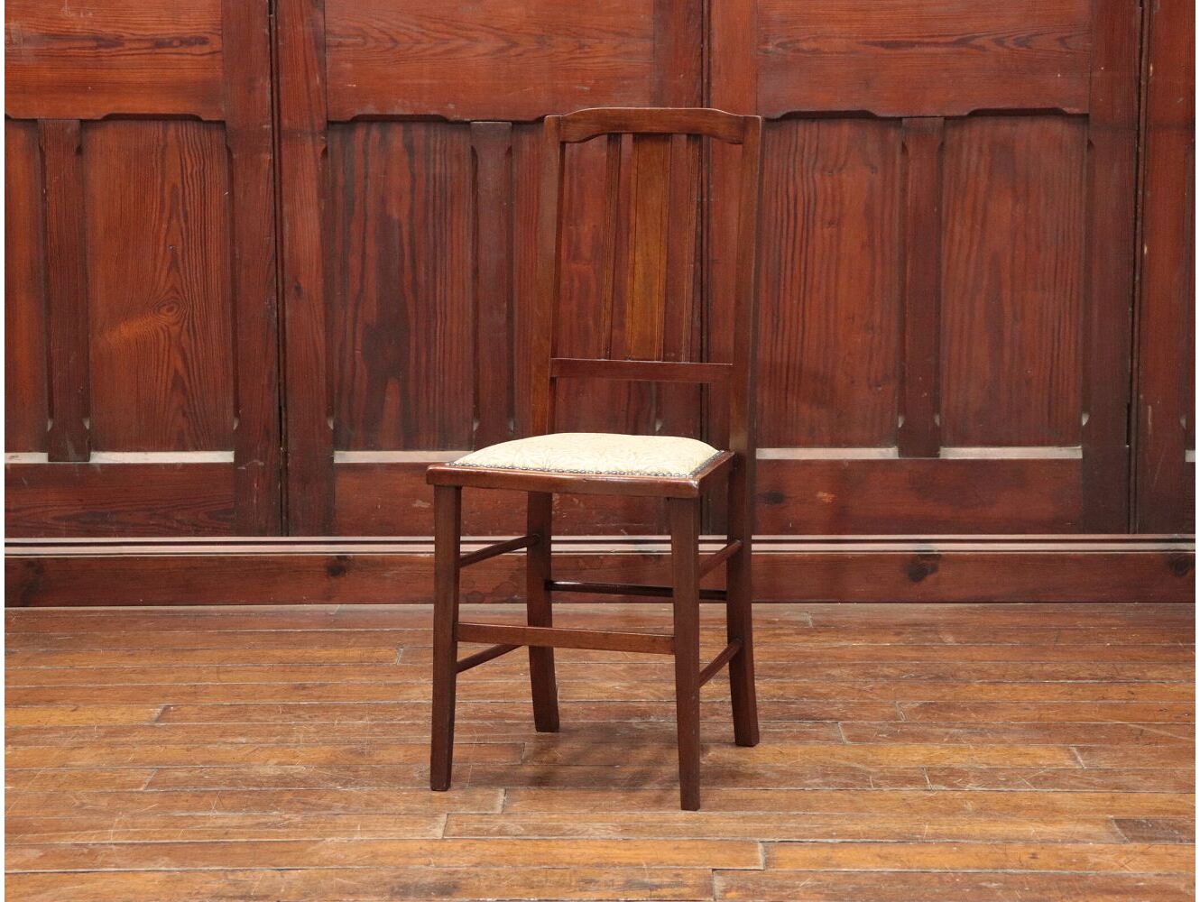 ベッドサイドチェア