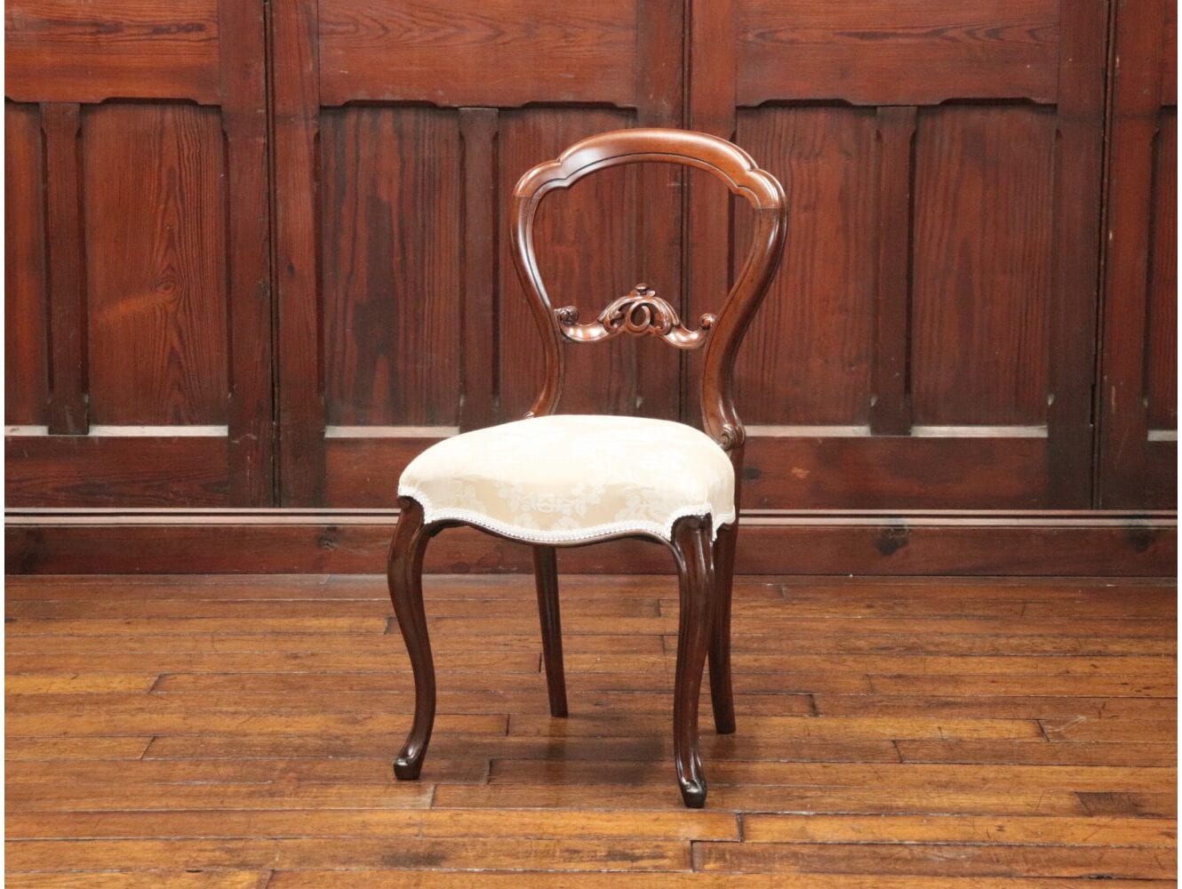 バルーンバックチェア