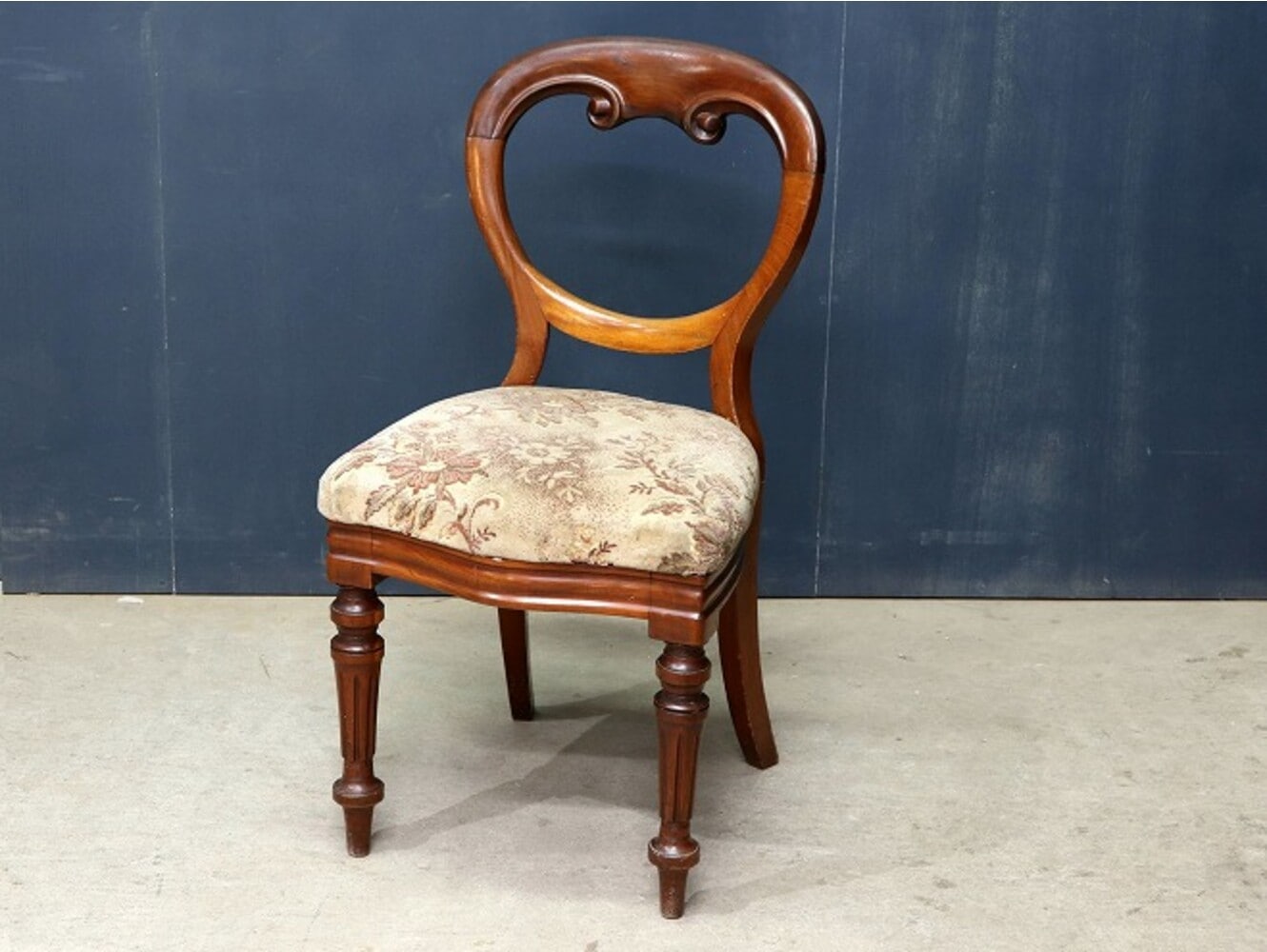 バルーンバックチェア