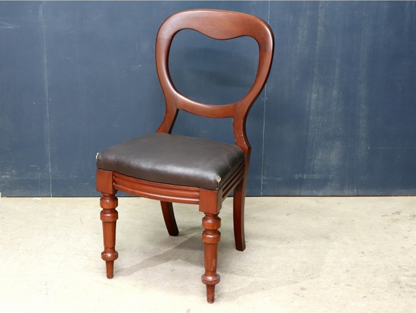 バルーンバックチェア