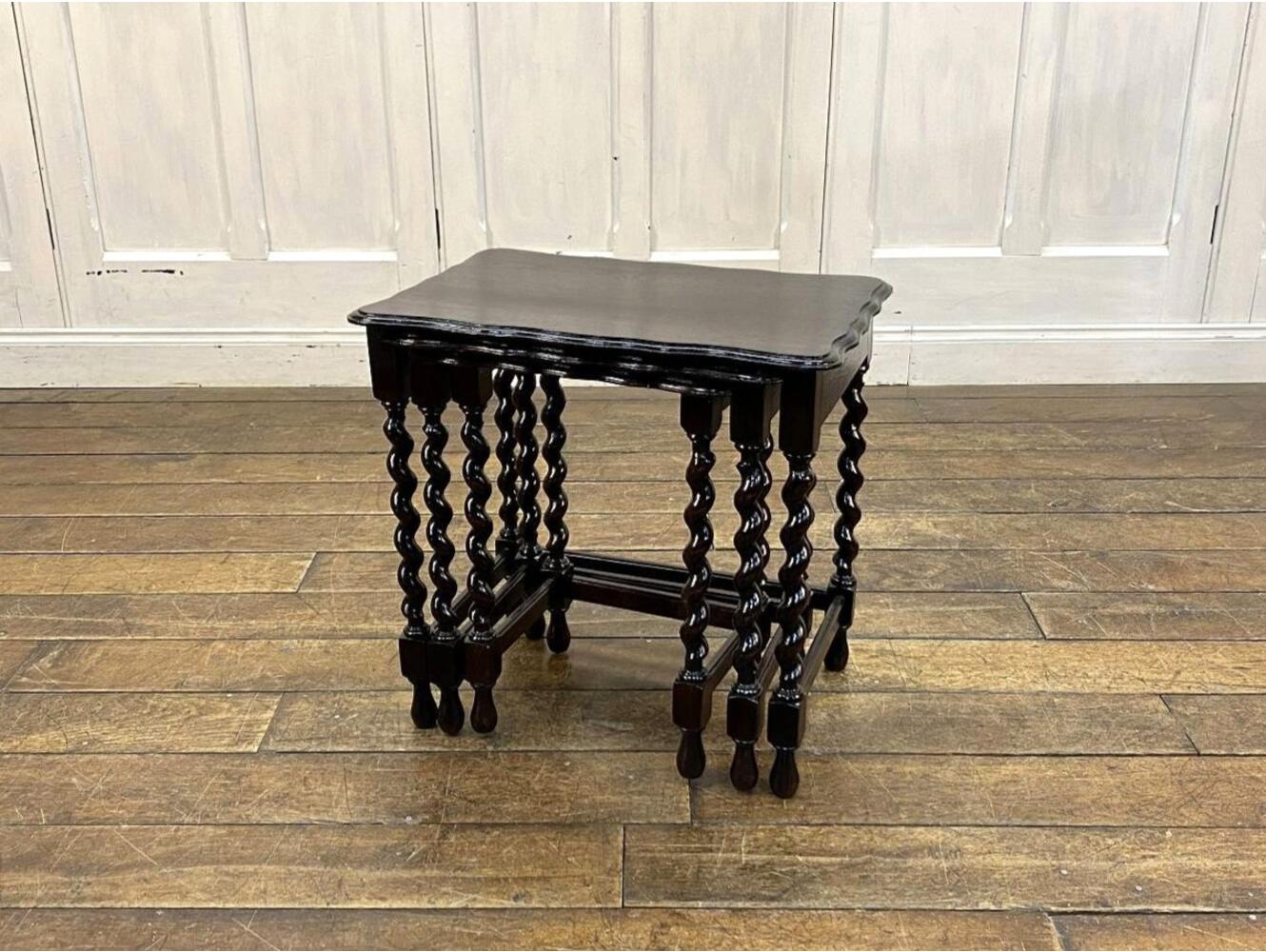 ネストテーブル