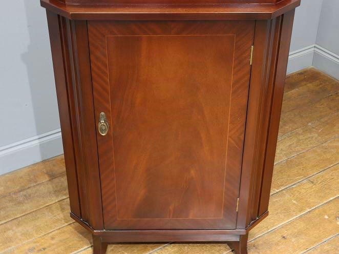 コーナーキャビネット