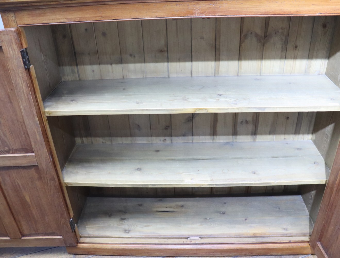 パントリーキャビネット