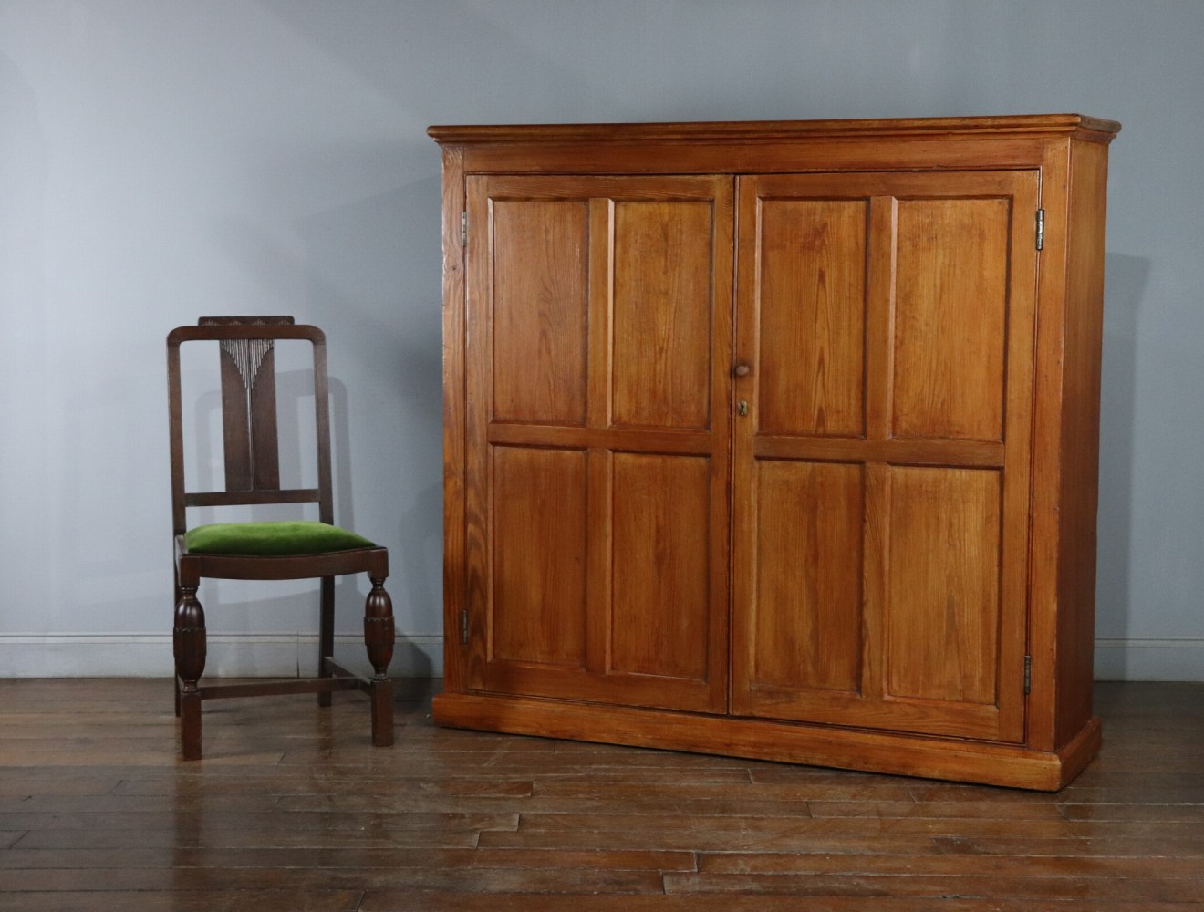 パントリーキャビネット