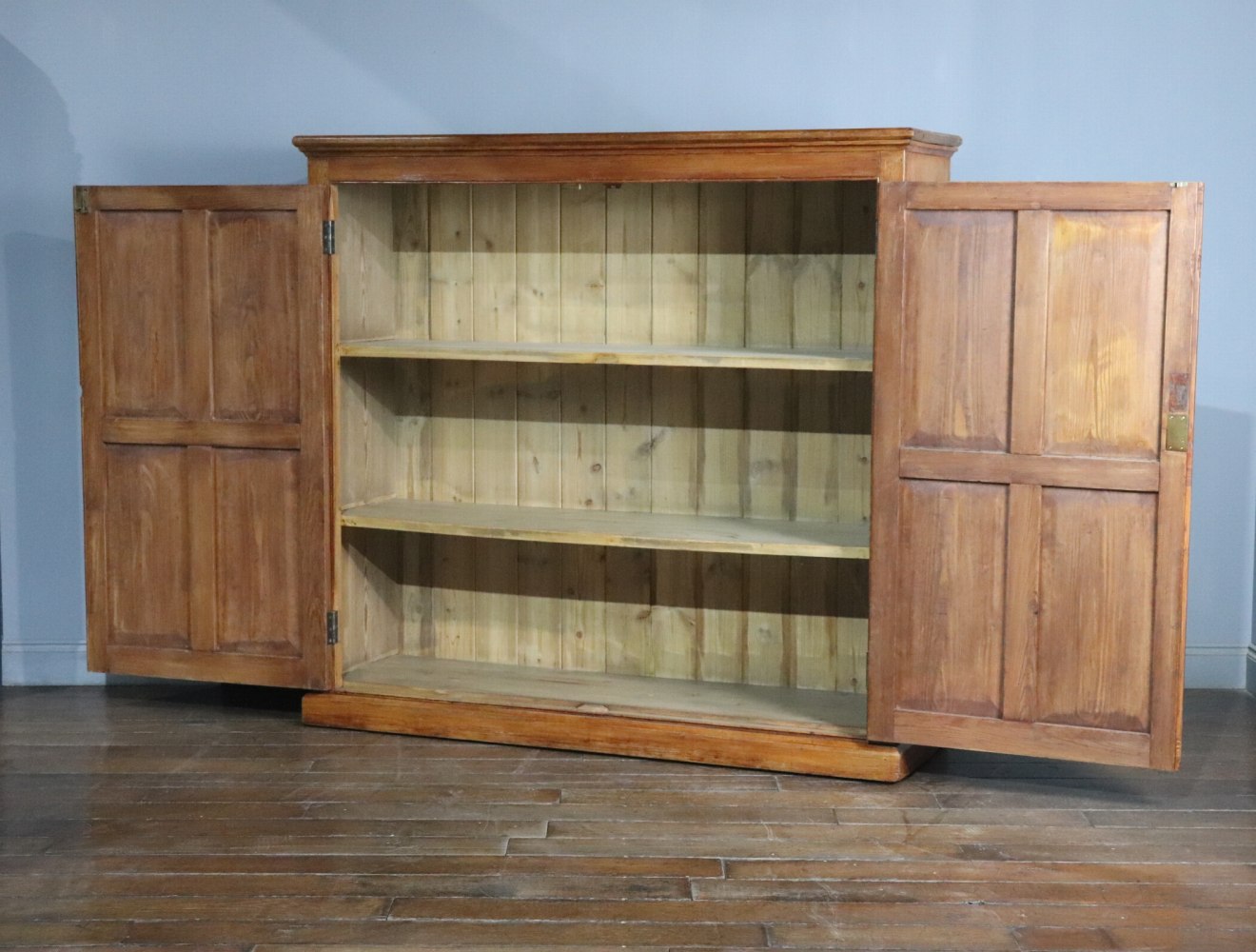 パントリーキャビネット