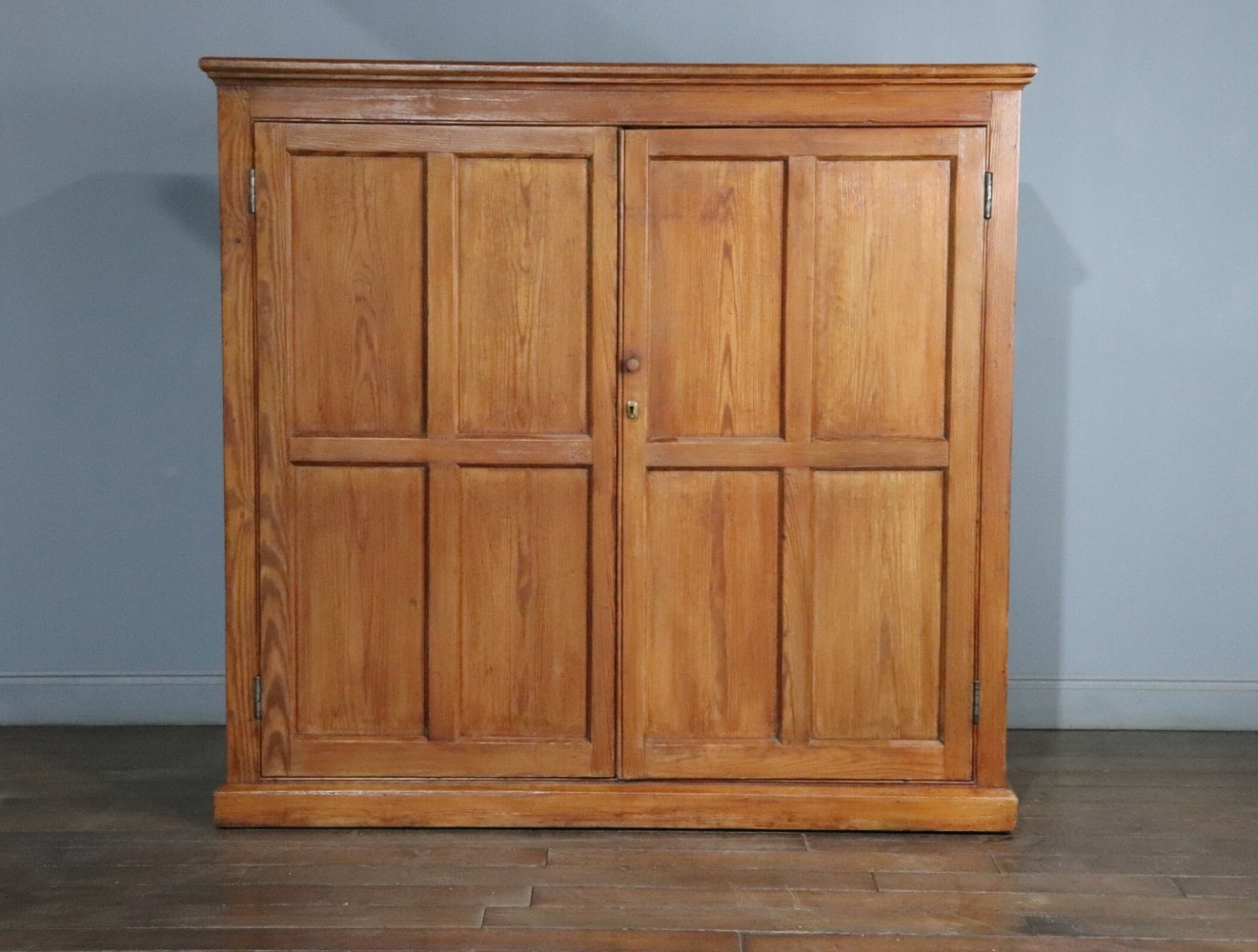 パントリーキャビネット