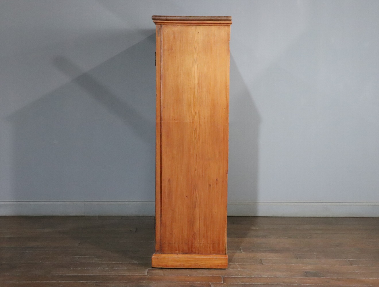 パントリーキャビネット