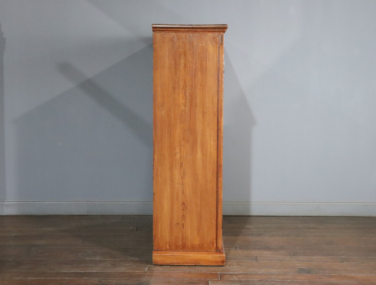 パントリーキャビネット