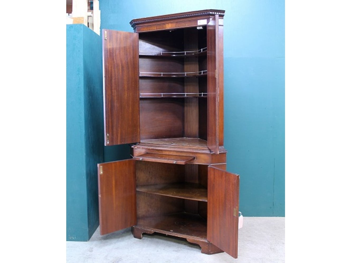 コーナーキャビネット