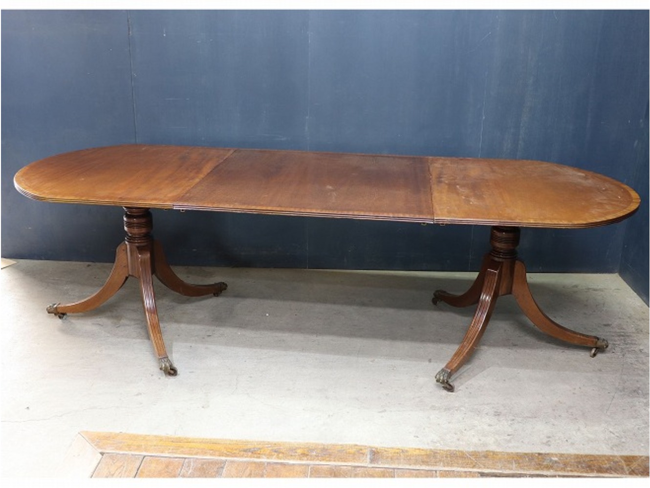 ペデスタルテーブル