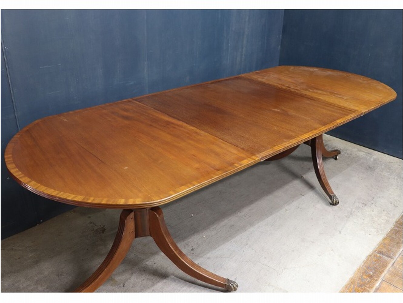 ペデスタルテーブル