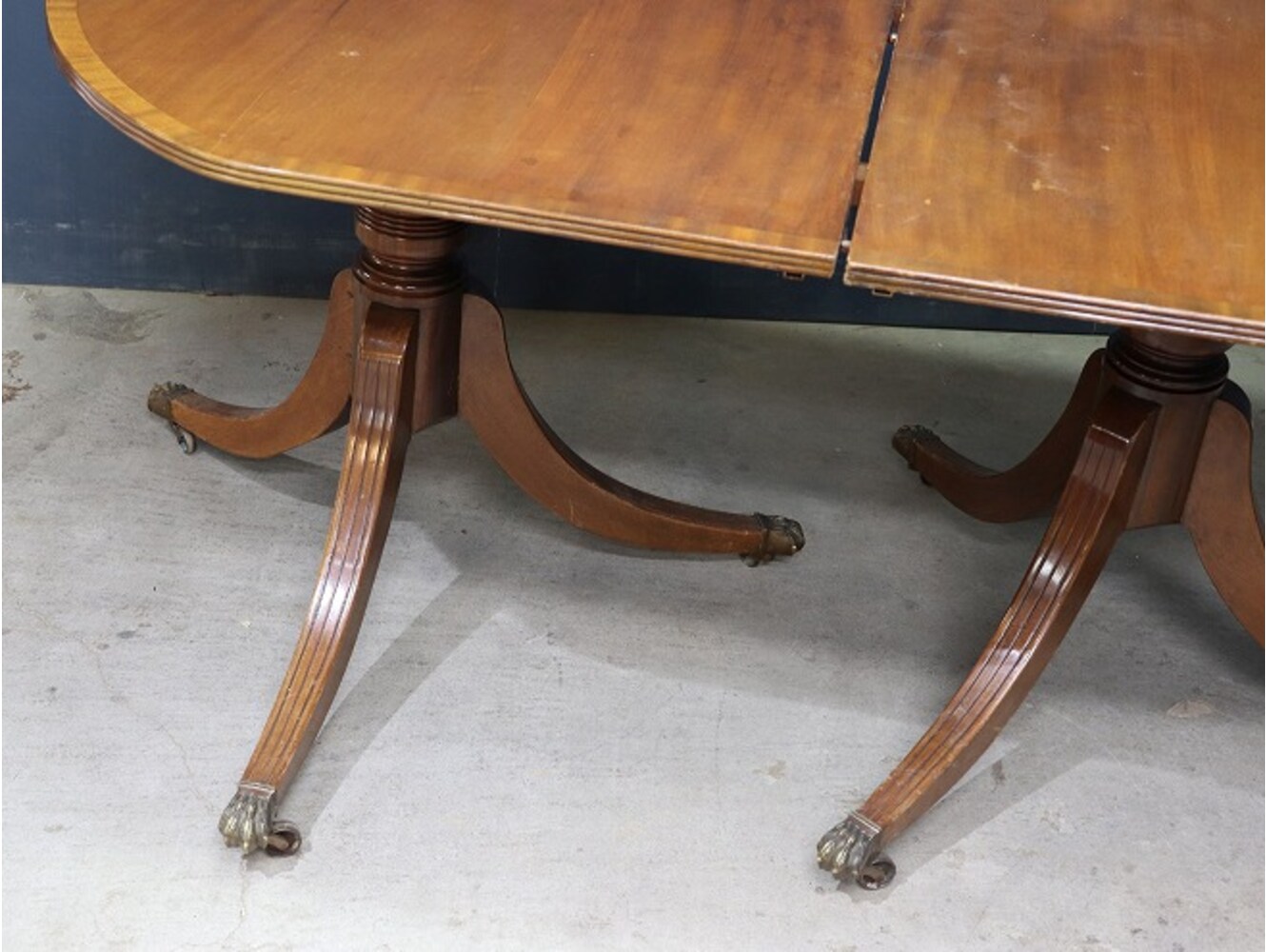 ペデスタルテーブル