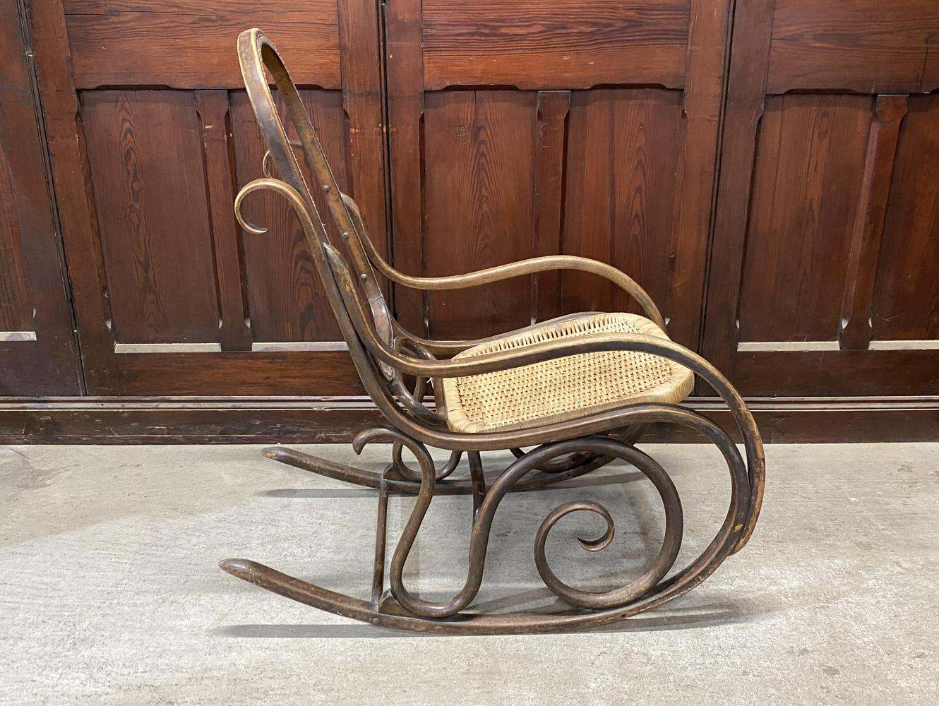 ベントウッドロッキングチェア