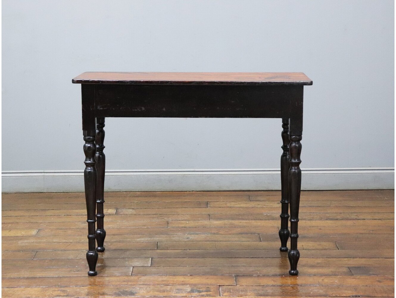 サイドテーブル