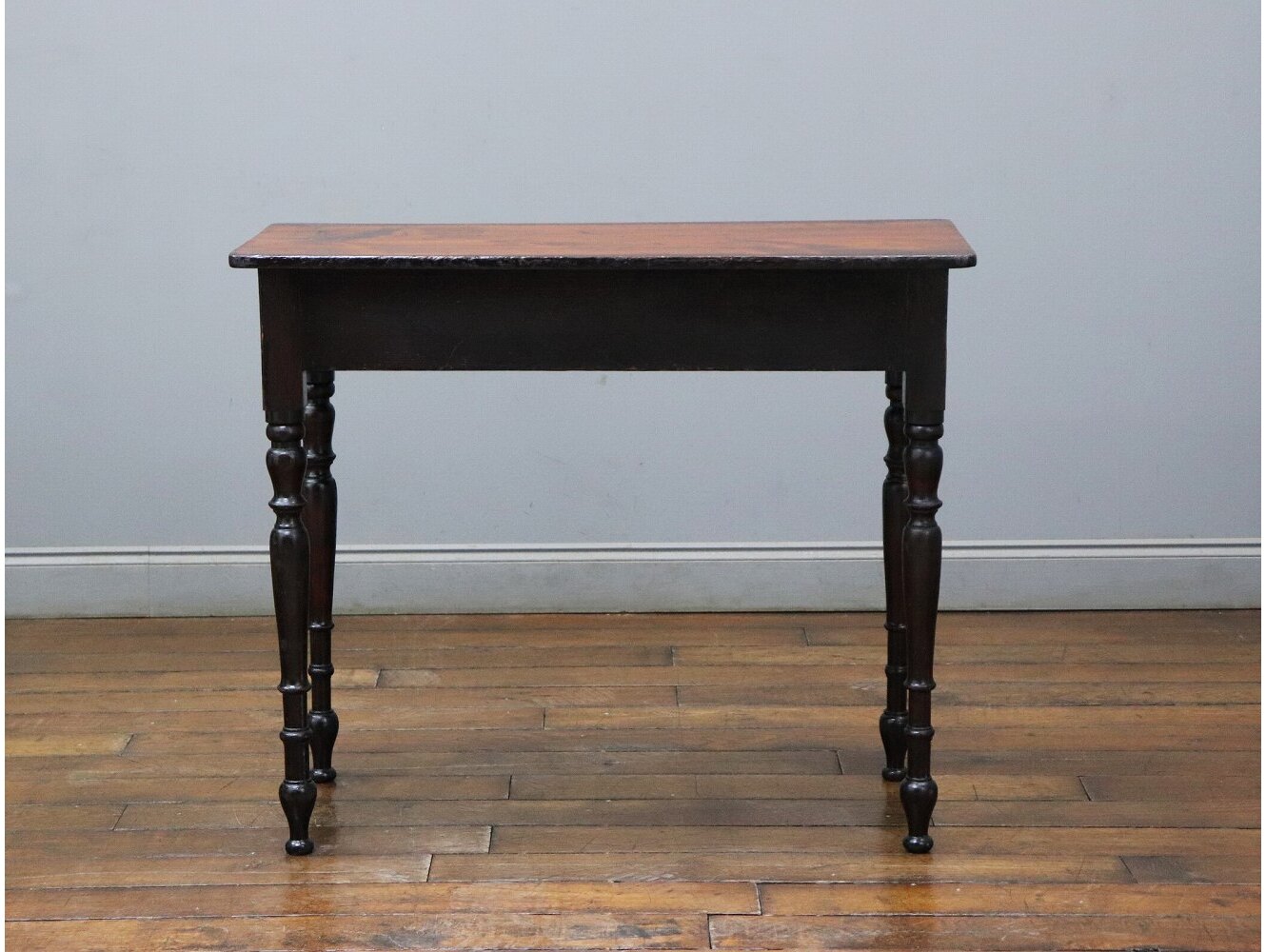 サイドテーブル