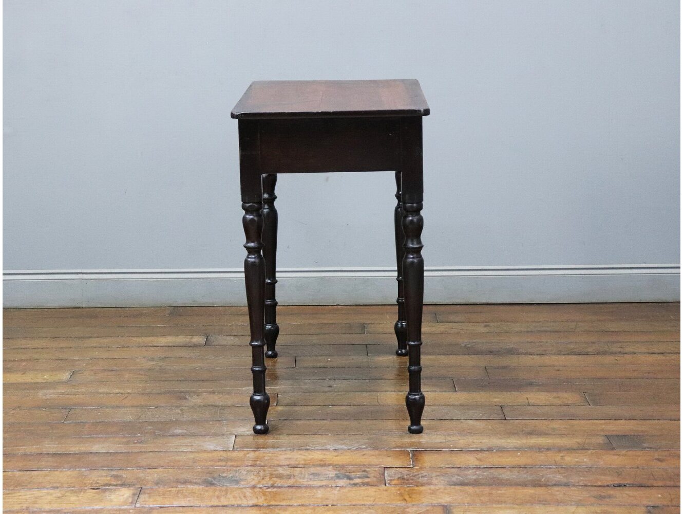 サイドテーブル