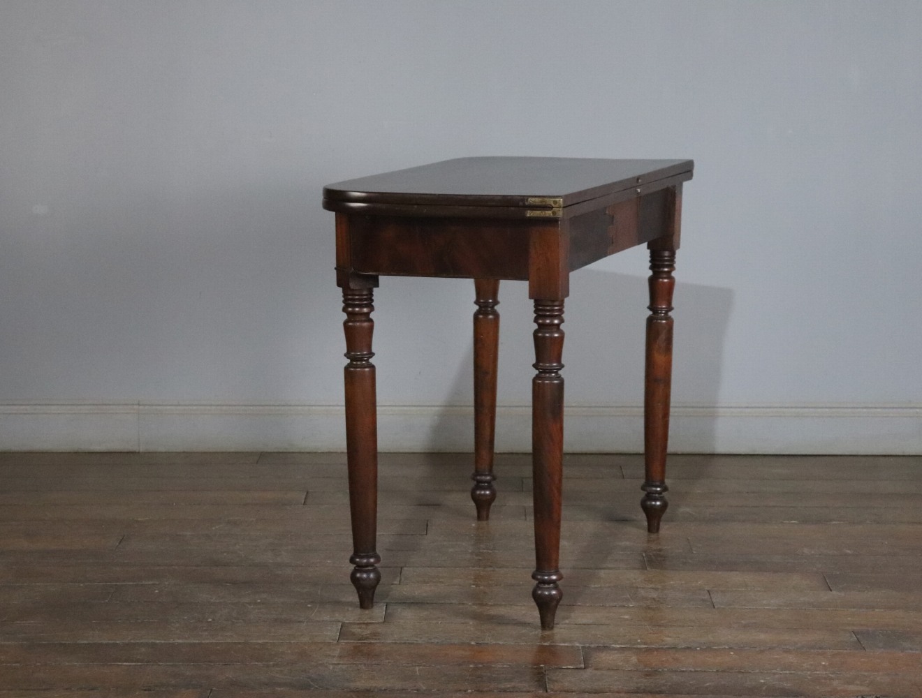 フォールドオーバーテーブル