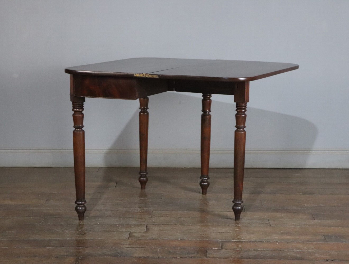 フォールドオーバーテーブル