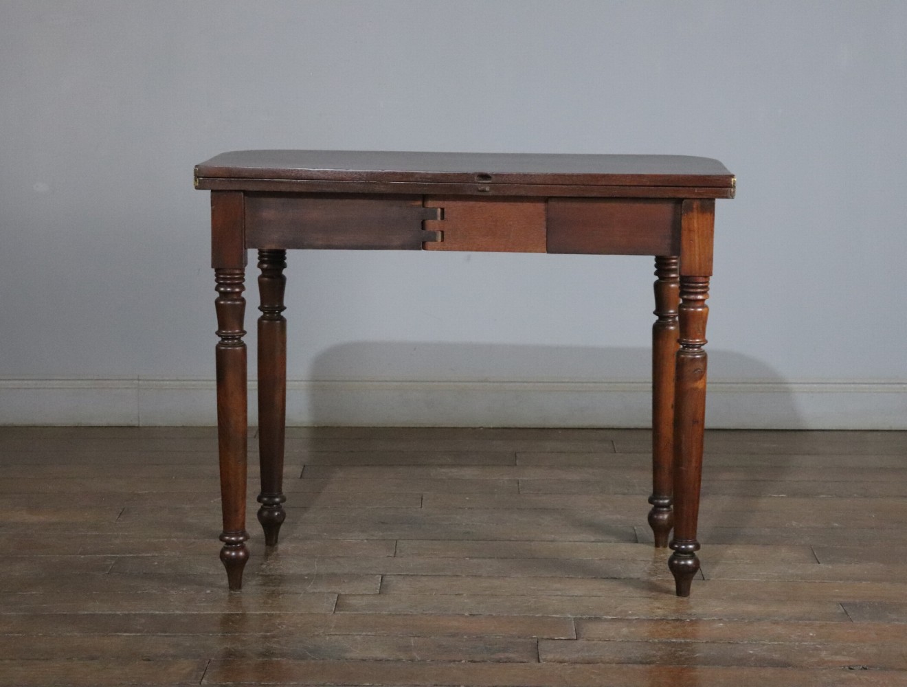 フォールドオーバーテーブル