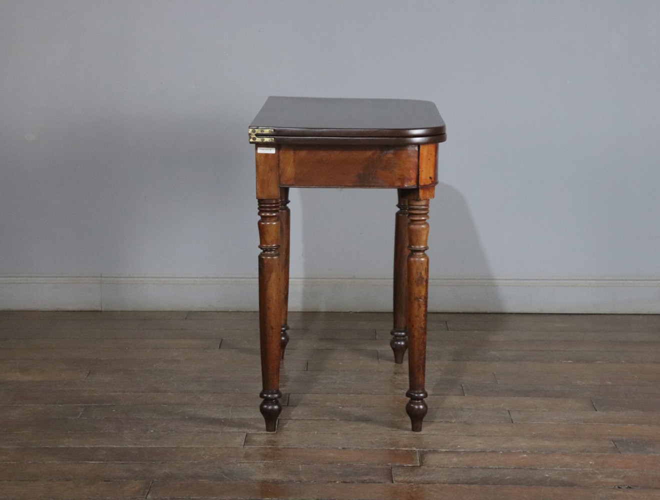 フォールドオーバーテーブル