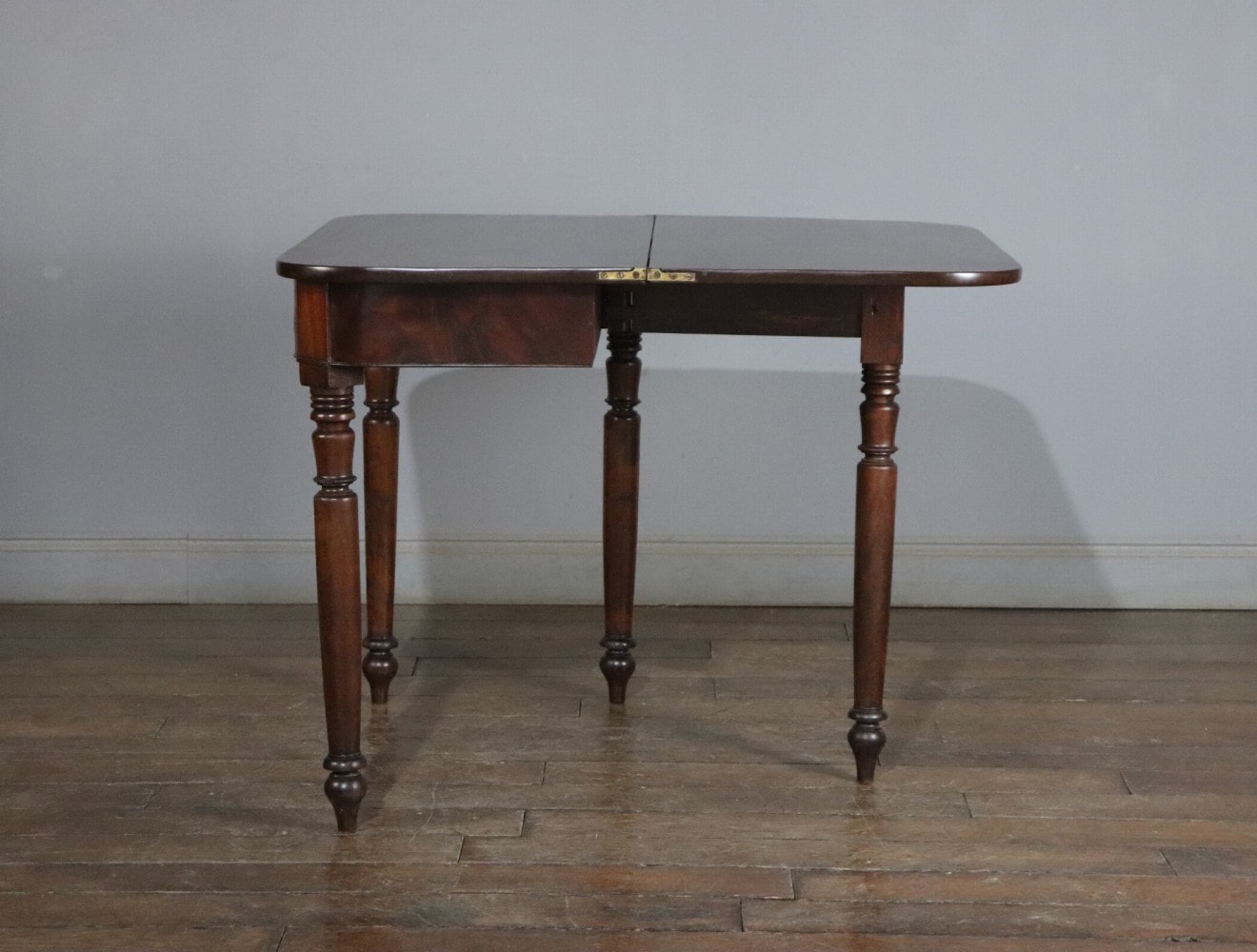 フォールドオーバーテーブル