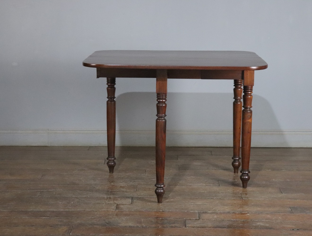 フォールドオーバーテーブル