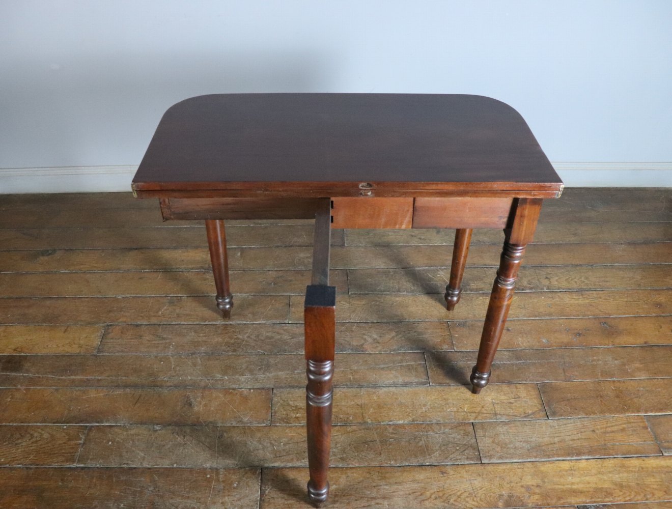 フォールドオーバーテーブル