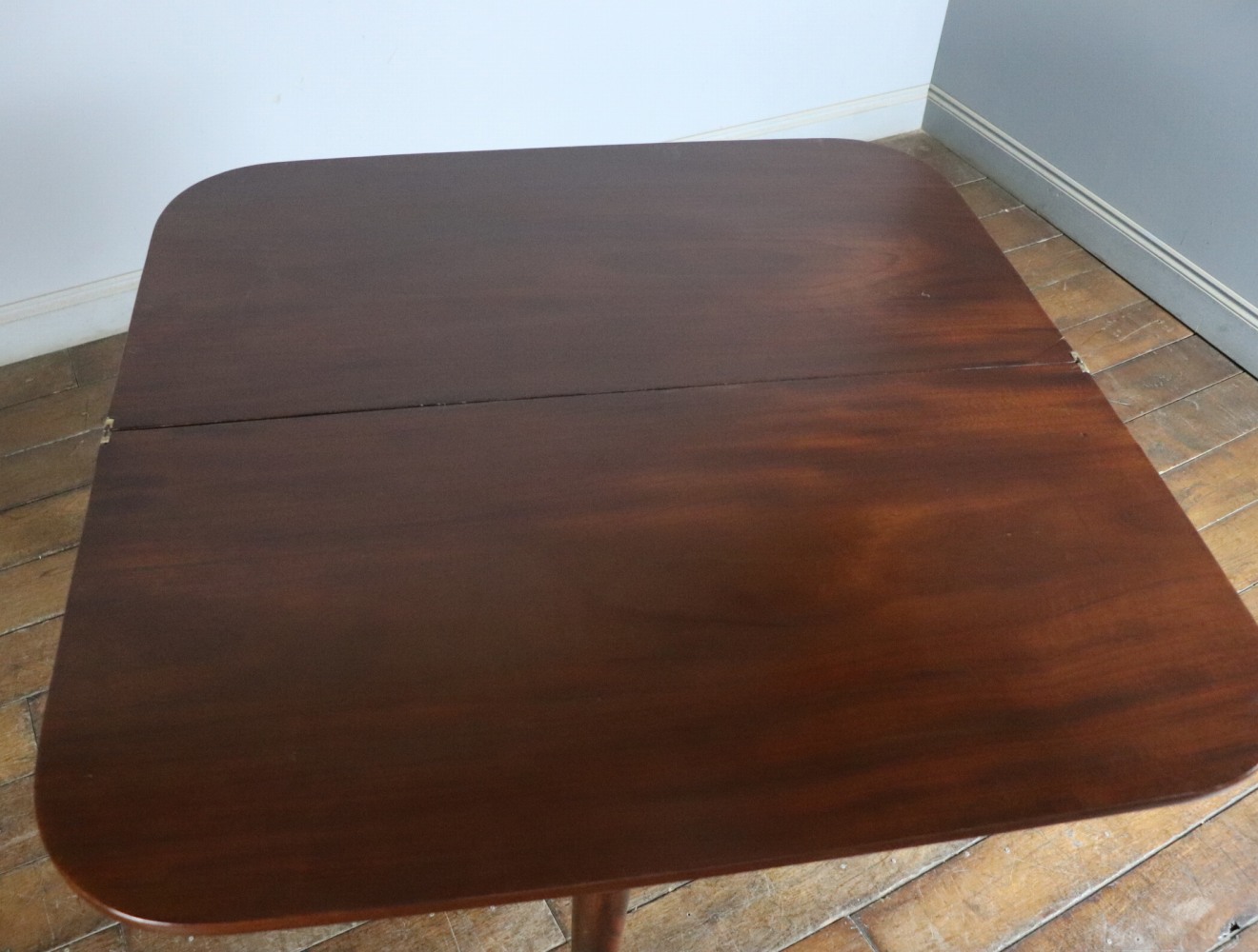 フォールドオーバーテーブル