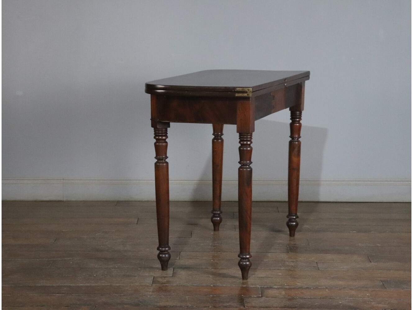 フォールドオーバーテーブル