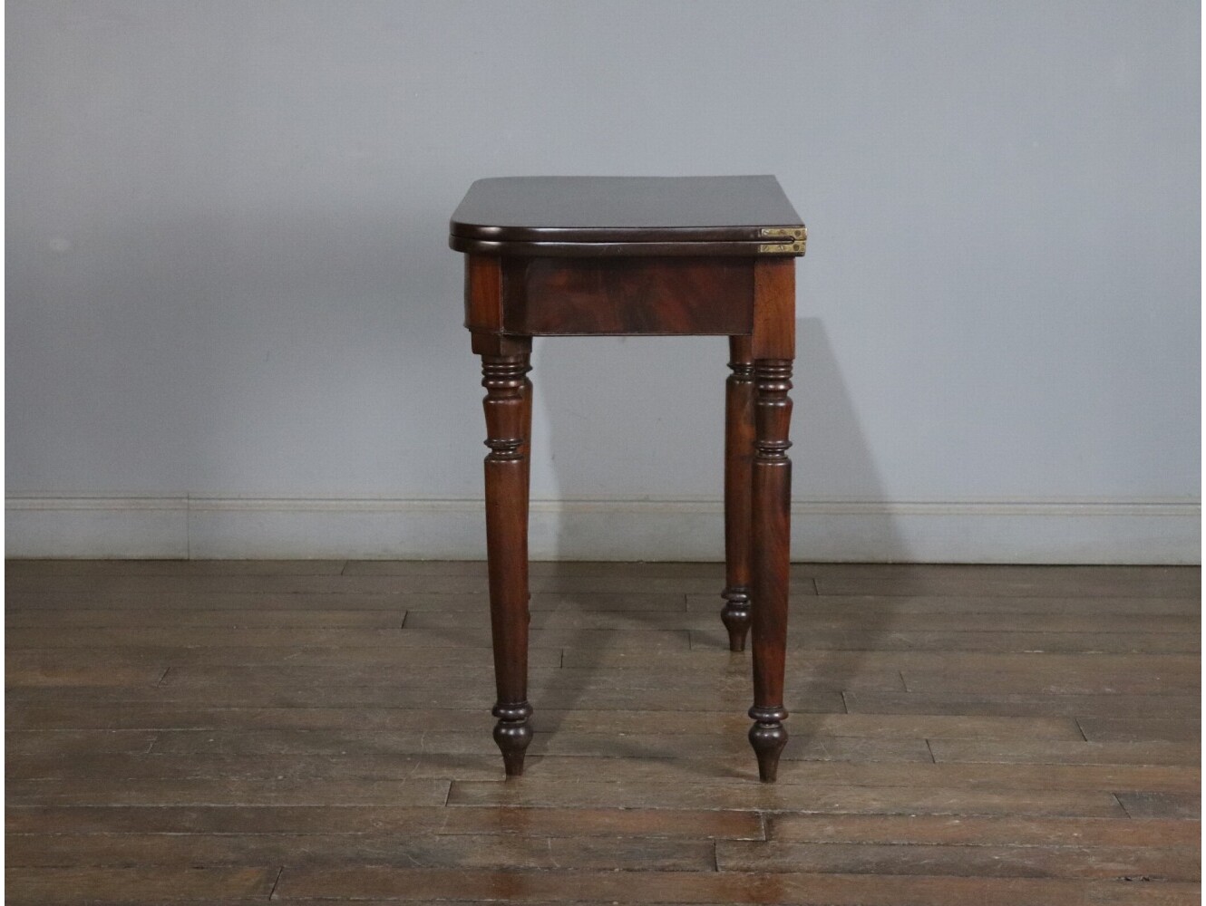 フォールドオーバーテーブル