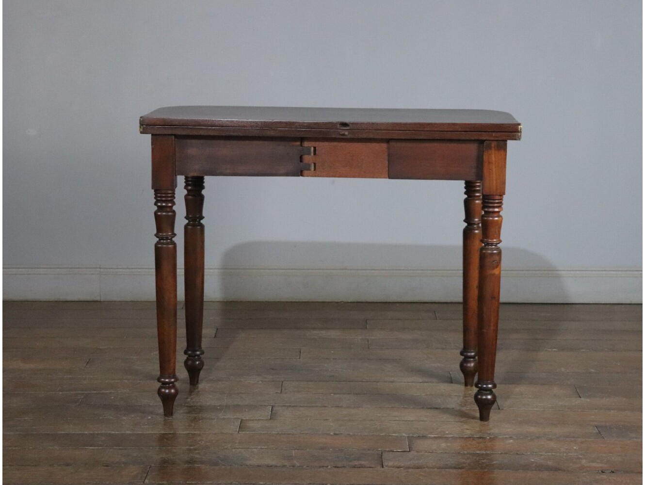 フォールドオーバーテーブル