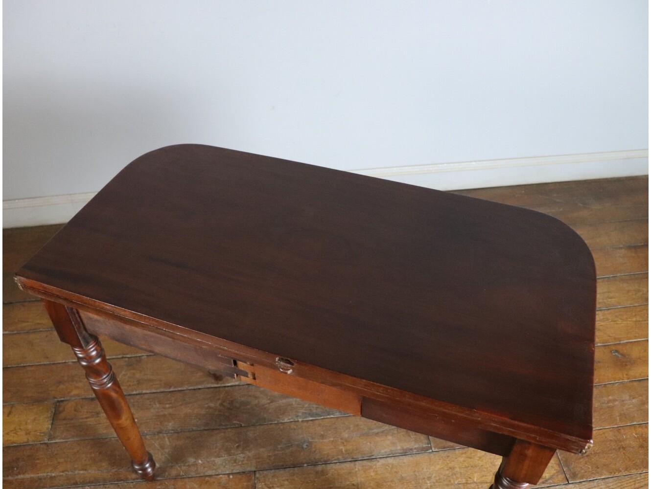 フォールドオーバーテーブル