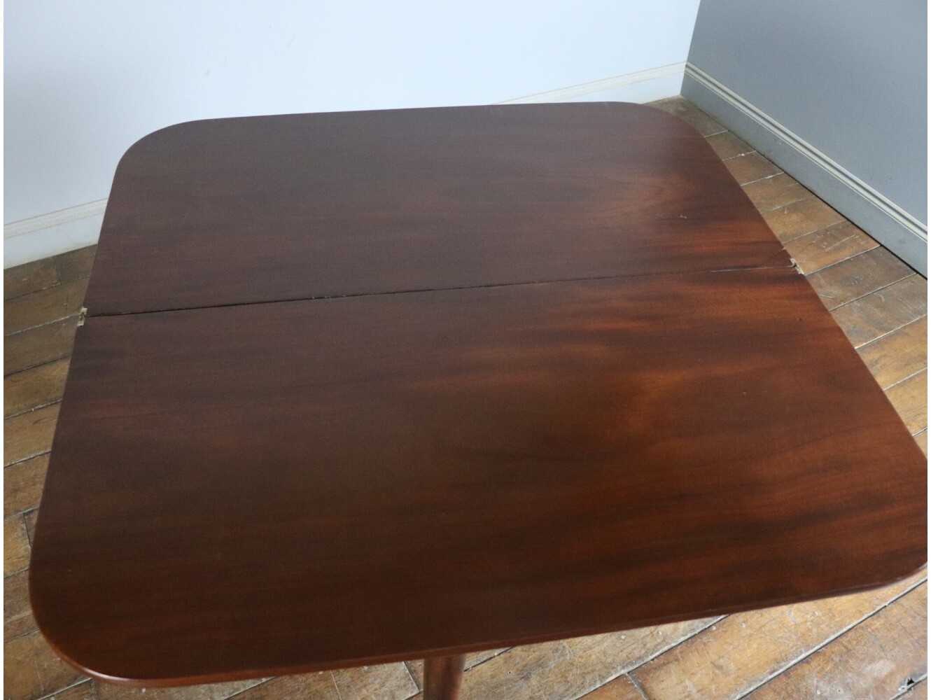 フォールドオーバーテーブル