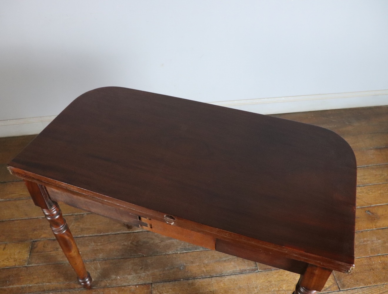 フォールドオーバーテーブル