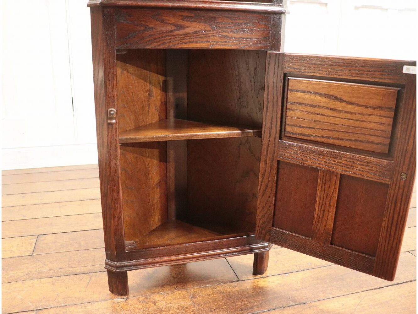 コーナーキャビネット