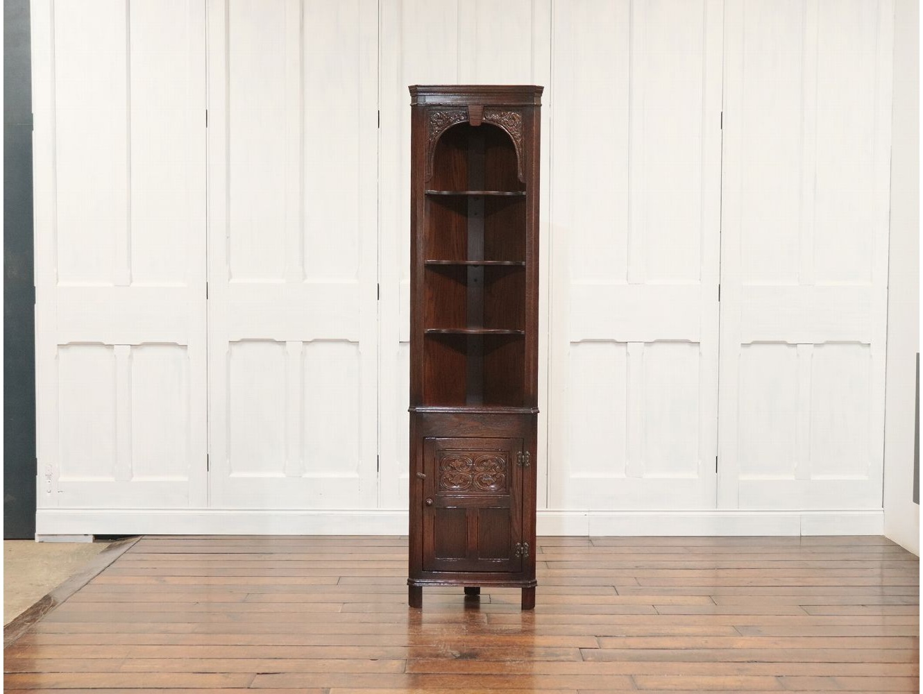 コーナーキャビネット