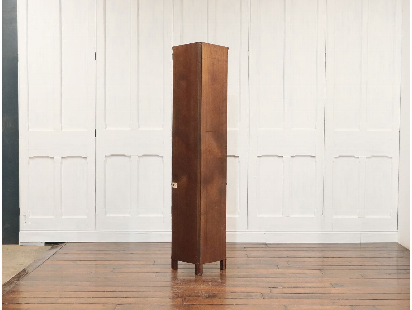 コーナーキャビネット