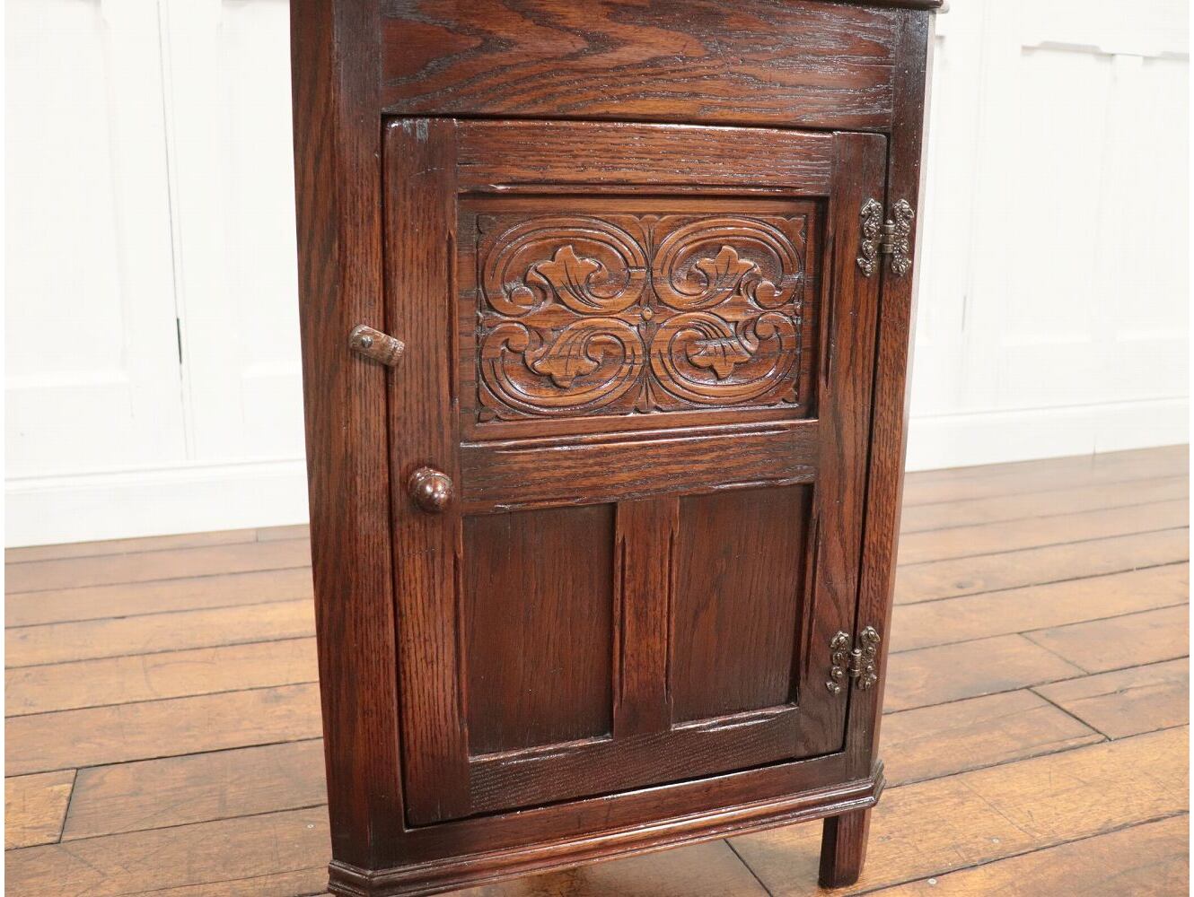 コーナーキャビネット