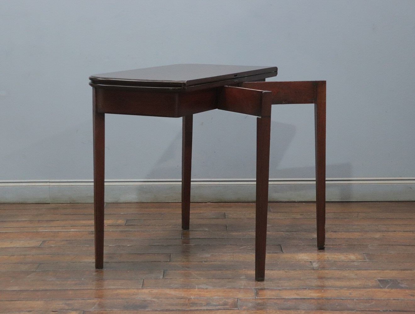 フォールドオーバーテーブル