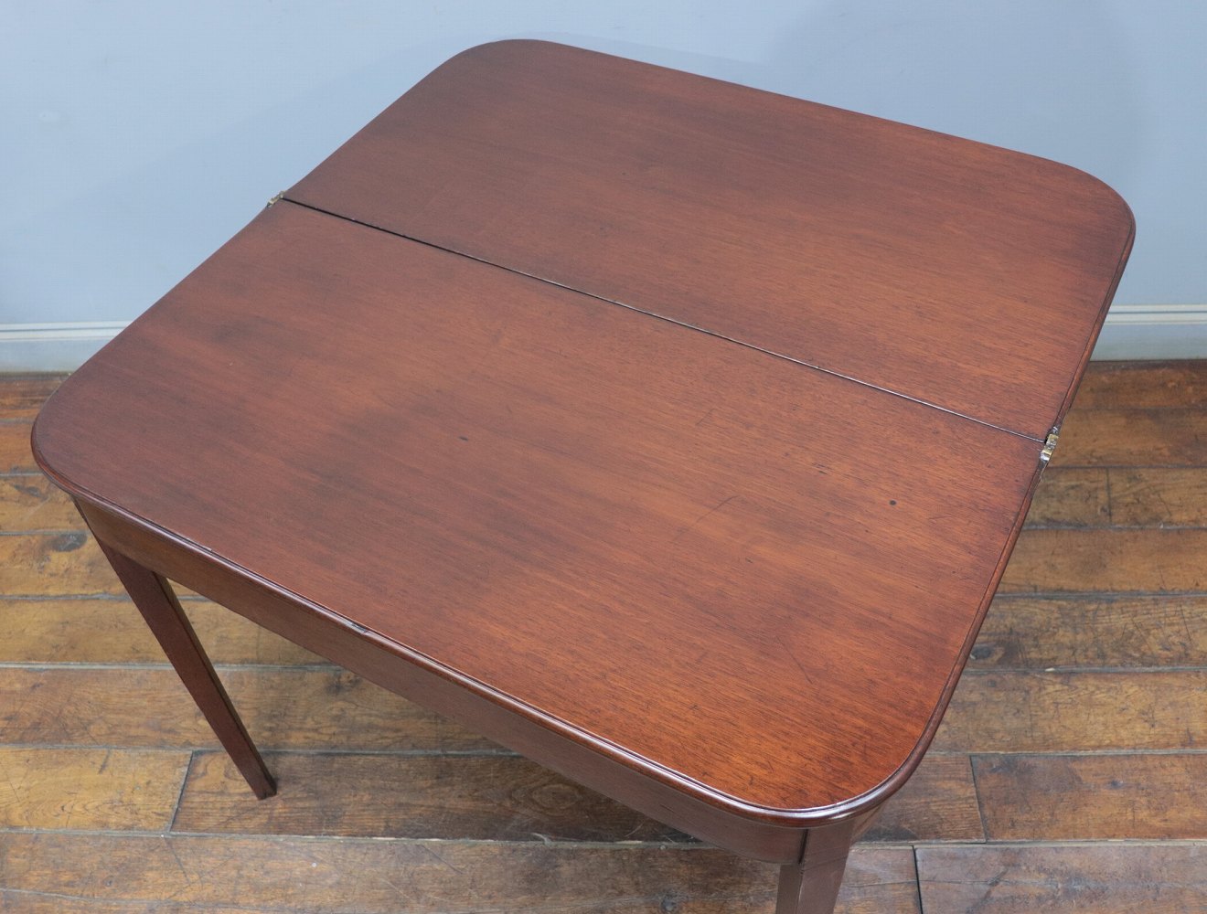 フォールドオーバーテーブル