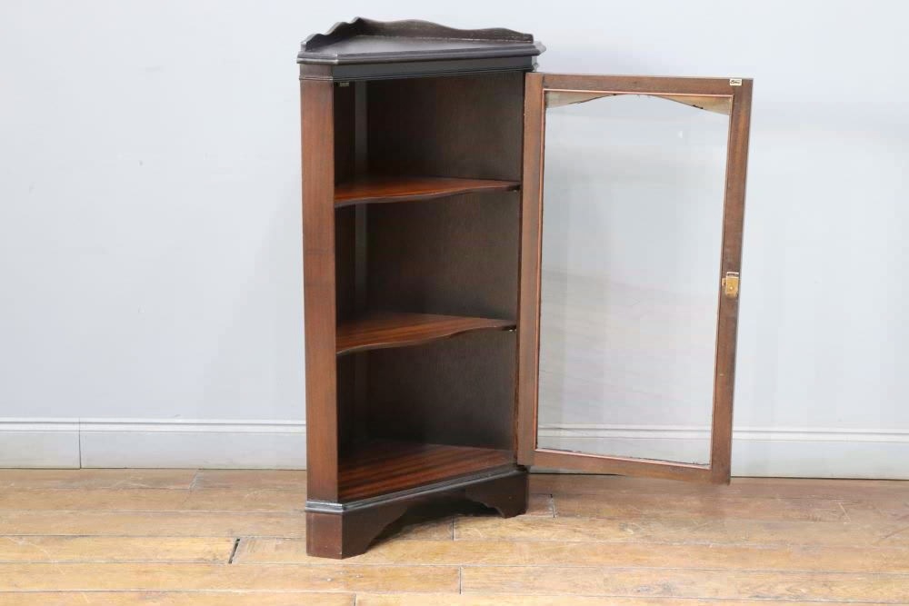 コーナーキャビネット