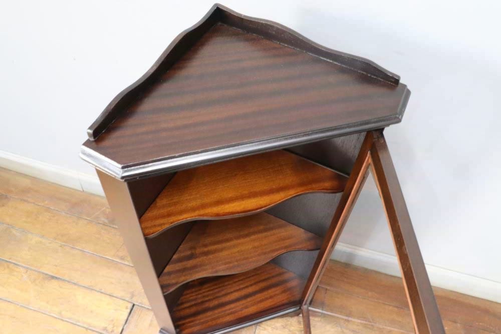 コーナーキャビネット