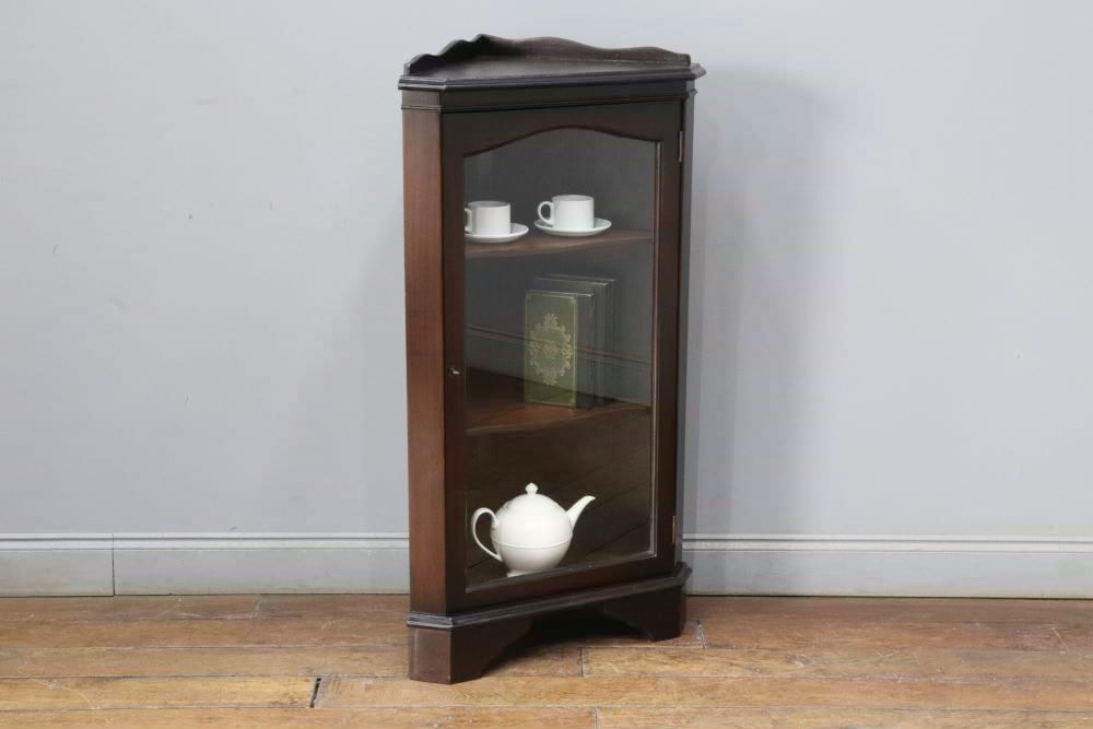 コーナーキャビネット