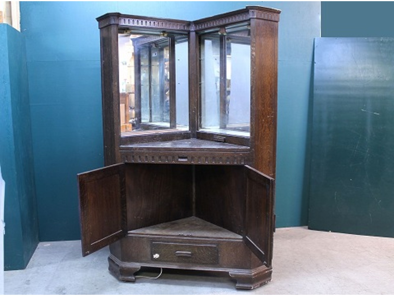 コーナーキャビネット