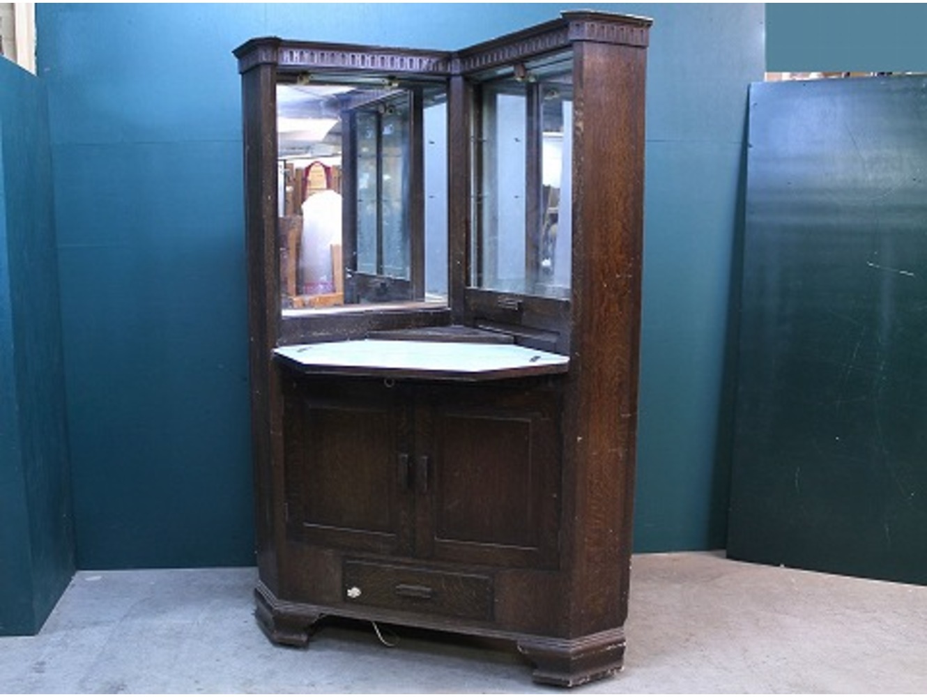 コーナーキャビネット