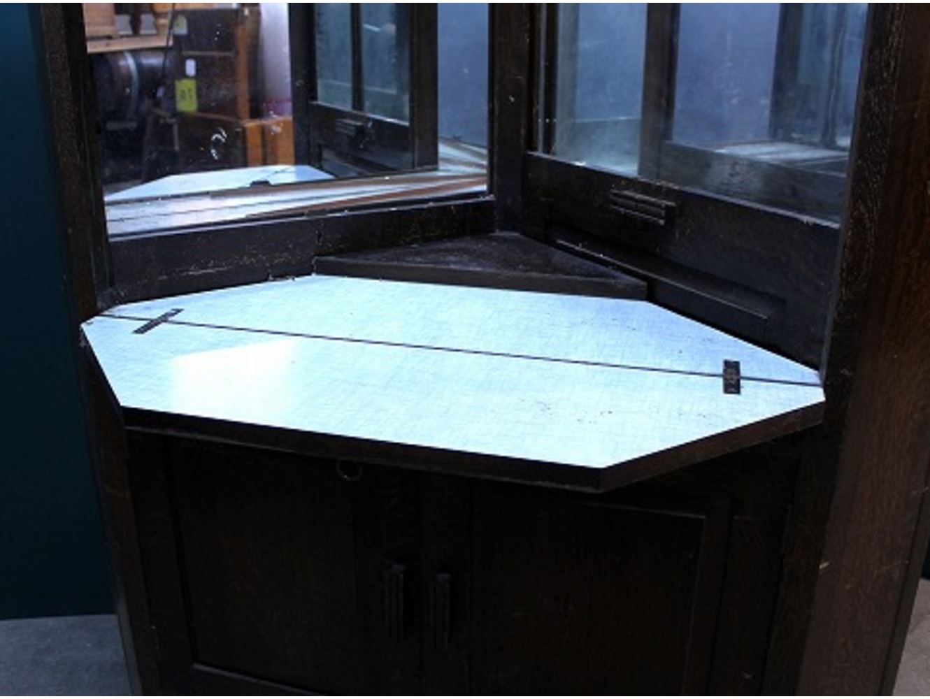 コーナーキャビネット