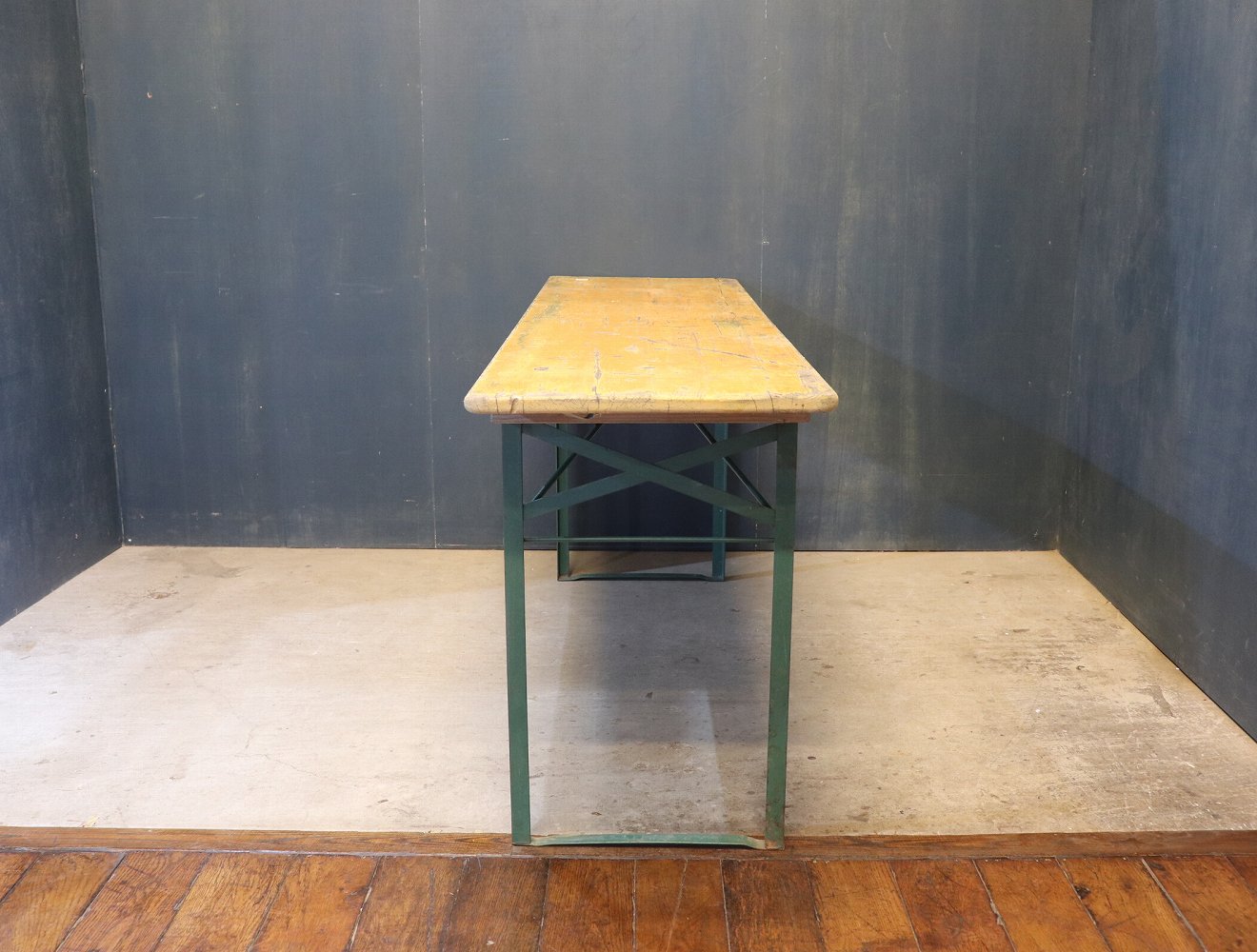 フォールディングテーブル